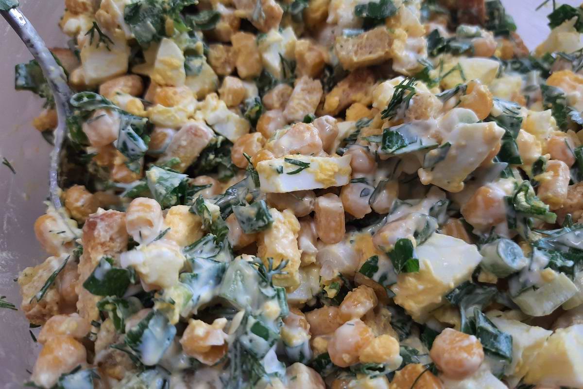 простой салат с сухариками