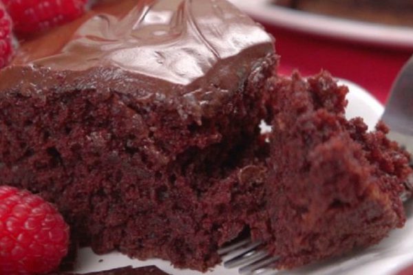 Этот шоколадный торт готовится моментально! Секрет — в простых ингредиентах.