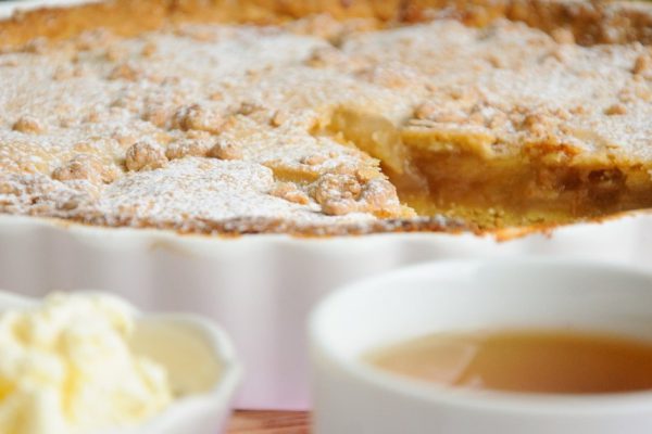 Рецепт насыпного яблочного пирога с манкой