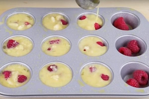 Кексы с малиной в формочках