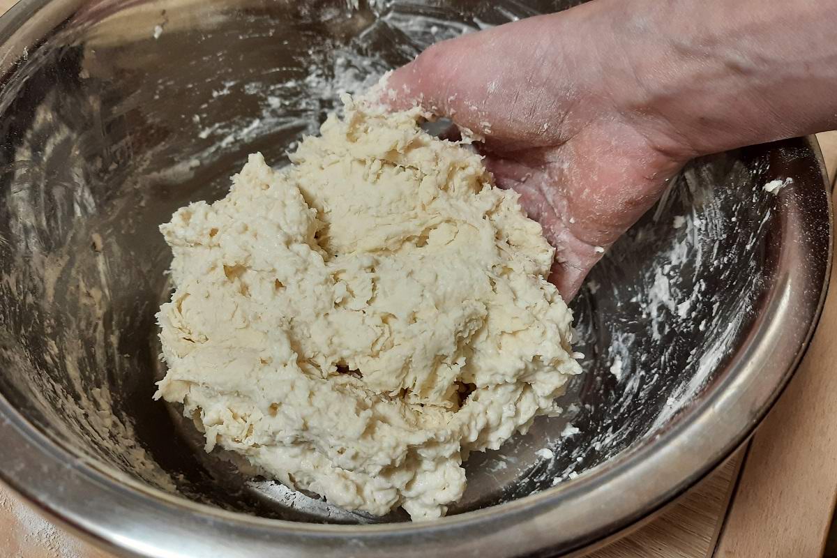 Тесто на кефире начинка. Постный турецкий хлеб БАЗЛАМА на кефире. Как замесить тесто на лепешки на кефире. Приготовить постный хлеб. Тесто мес Кичер.