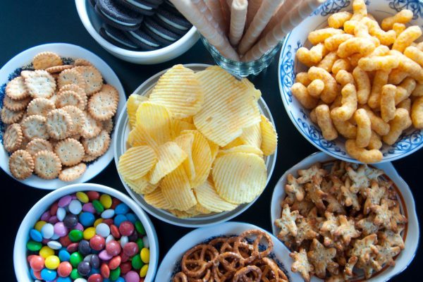 Гости сперва налетают именно на такие закуски, с другими блюдами заморачиваться не собираюсь