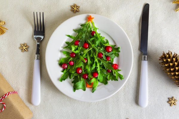 Взял три ингредиента, накрошил, смешал, приправил, через двадцать минут гости кайфуют над салатом