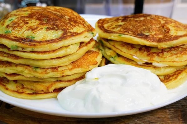 Цыганка Галина готовит добротные картофельные блины, чтобы порадовать семью на Масленицу