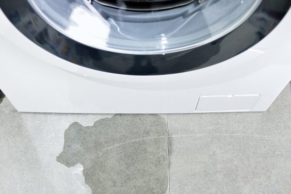 Расплачиваюсь за свою бесхозяйственность, течет стиральная машинка