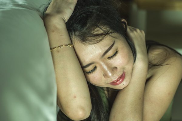 Начала подозревать, что у мужа появилась другая, решила проверить его и спряталась под кровать