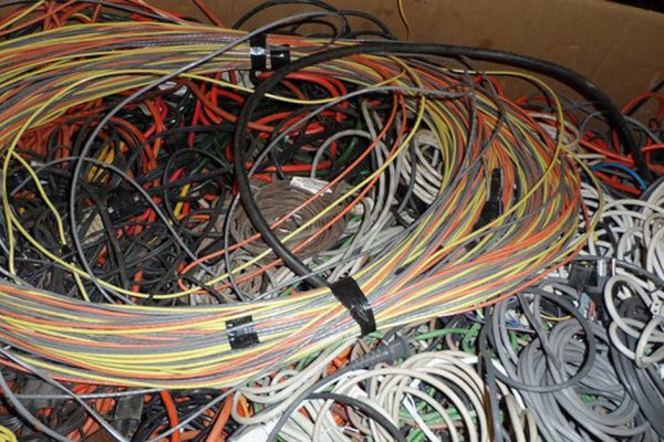 Знакомый электрик рассказал, почему он никогда не оставляет после работы обрезки проводов и зачем уносит их с собой