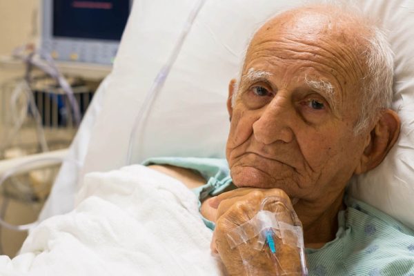 Отец стал немощным и старым, но яда не убавилось, он любым способ старался меня уколоть