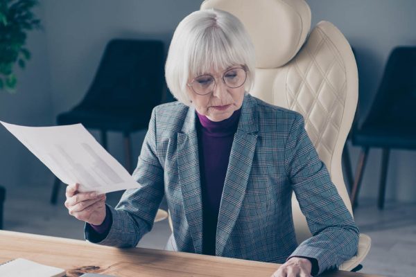 В офисе царила рабочая атмосфера, пока в помещение не вошла она, все сразу поняли, что сейчас будет