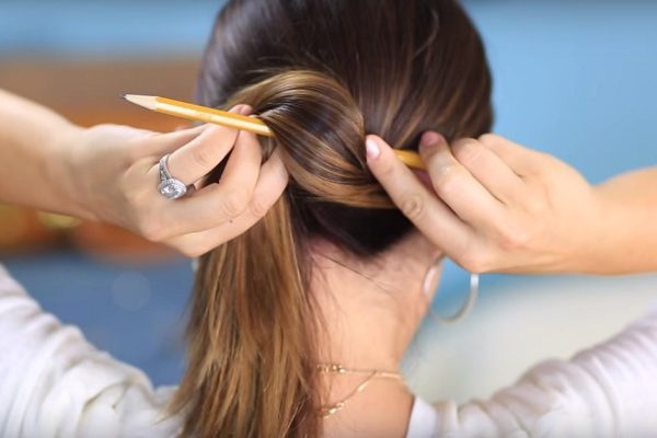 Тебе понадобится карандаш, и через 3 минуты аккуратная прическа готова!