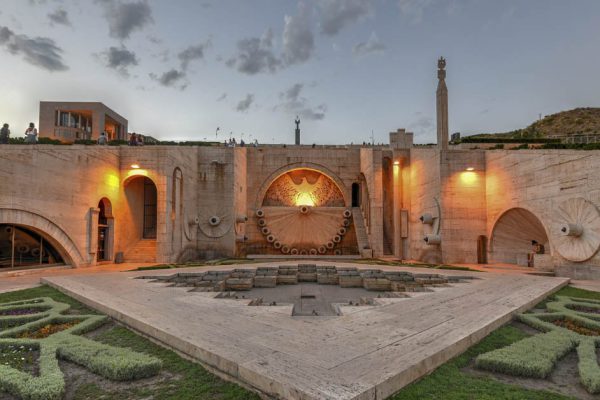 Была в Ереване несколько лет назад, рассказываю, какие места нужно посетить, в отпуск теперь только туда