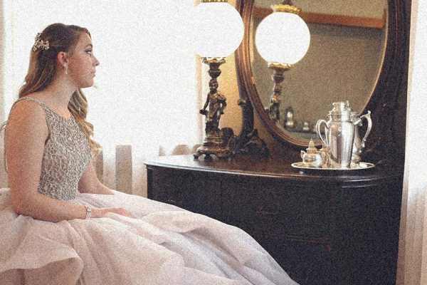 Школьница продала выпускное платье ради спасения мамы своего друга, а через 10 лет проснулась миллионершей