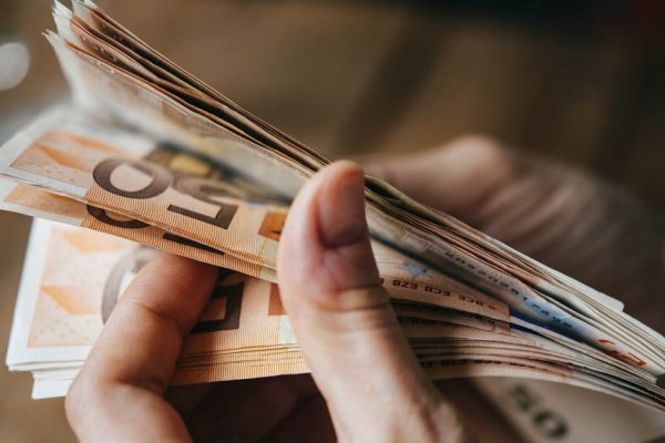 Мать вернулась из Италии перед Рождеством, но денег привезла мало, пожалела, а ведь я планировала купить машину