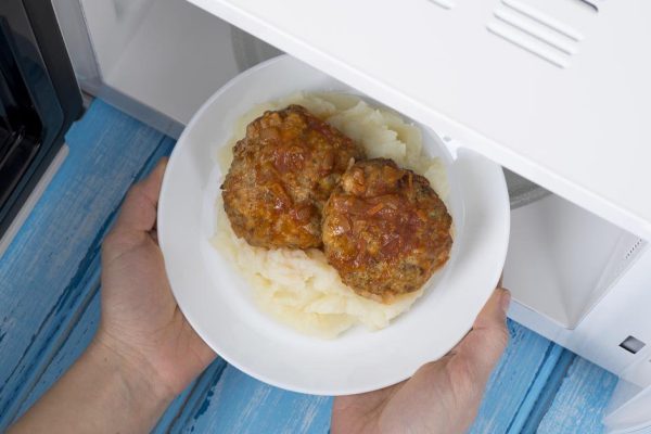 Чем мы рискуем, разогревая пищу в микроволновке