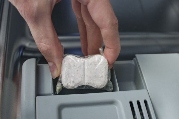 Не было возможности купить средство для посудомойки, решила растянуть имеющиеся и поделила таблетку пополам, результат удивил