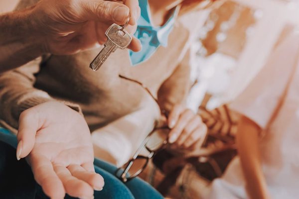 Мама прогнала меня с мужем и детьми из трехкомнатной «сталинки», ей 66, списываю на возрастные изменения