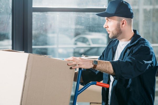 Недобрые кассиры зубоскалили, подшучивая над молодым грузчиком, но вскоре они узнали, кто он на самом деле