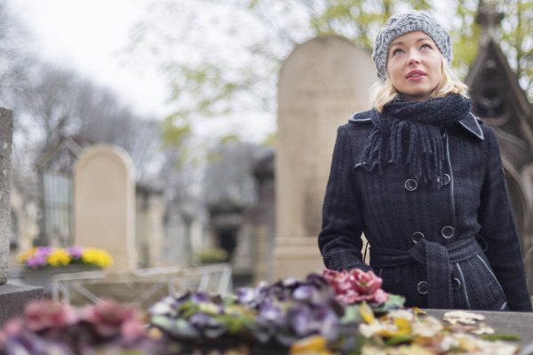 Девушка часто посещала места скорбящих ангелов, там ей было спокойно, но однажды услышала голос за спиной