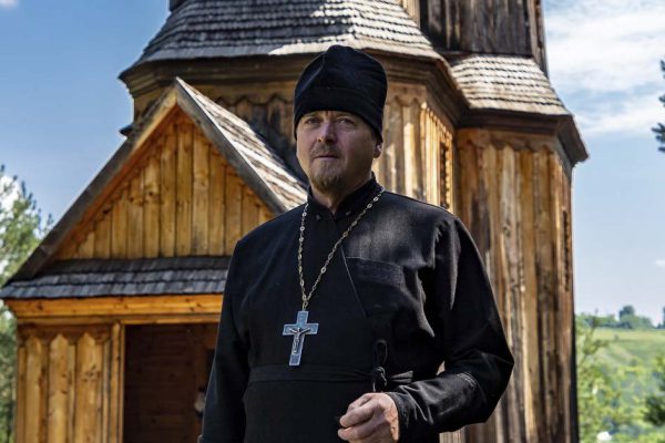 Батюшка нарядился в костюм бездомного и устроил проверку новому приходу в сельской церкви