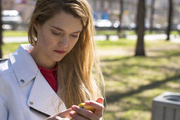 История о дочери, что следит за матерью