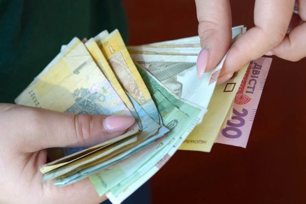 Встретила соседку, которая жаловалась, что ей пришлось одолжить у мужа деньги на зимние сапоги, до сих пор в шоке