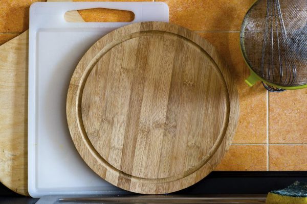 Завонялись разделочные доски, даже в шкафчиках появился запах, не знаю, как быть