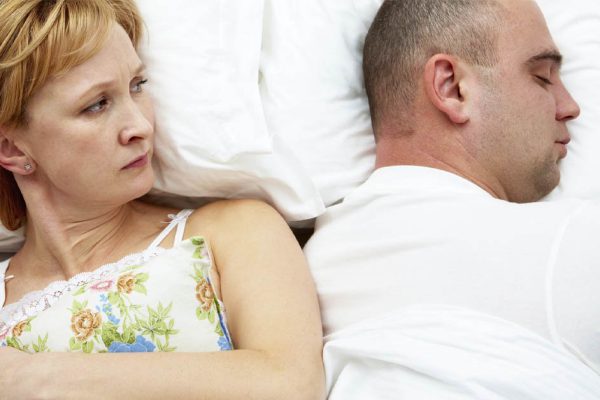 Что предпринять супругу, если жена постоянно отворачивается, заматываясь в одеяло