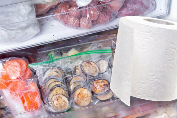 После разморозки морозилка стала странно пахнуть, рулон туалетной бумаги исправил ситуацию