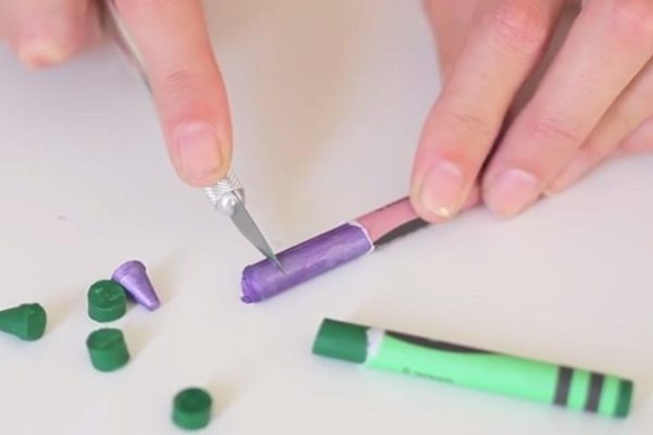 Никогда бы не догадалась использовать цветные мелки таким образом! Получается завораживающее украшение…