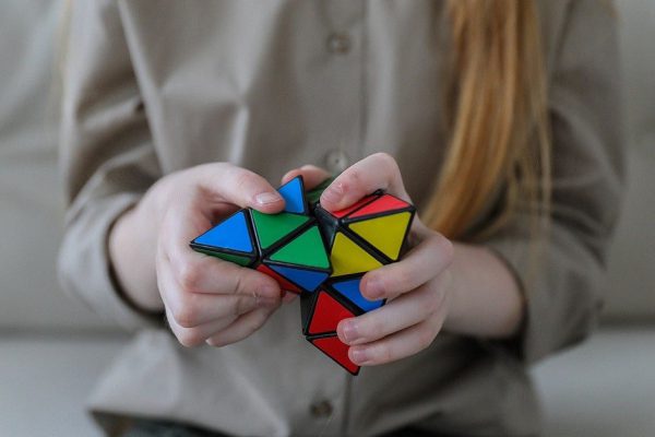 Чтобы отвлечься от новостей, задаем друг другу каверзные вопросы, муж неизменно выигрывает