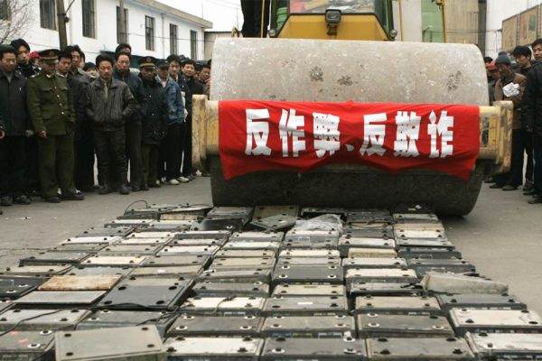 Кому выгодно сжигать продукты и дорогие вещи, если миллионы людей живут в нужде