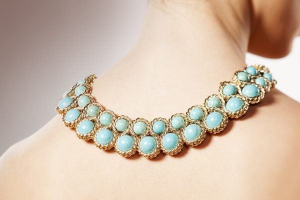 Миссис Хадсон призвала полицию, пропало ее ожерелье, но следов взлома не обнаружили