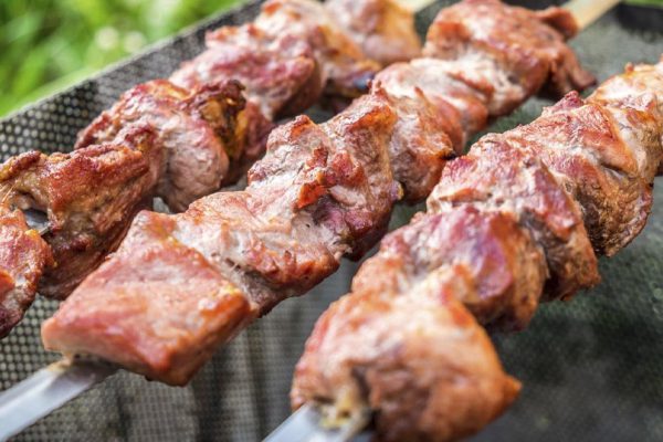 Шашлычник по призванию не удержался и в Америке пожарил свой фирменный шашлык