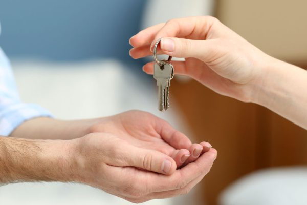 Я обещала переписать квартиру на сына, когда он женится, однако после появления невестки не спешу оформлять документы