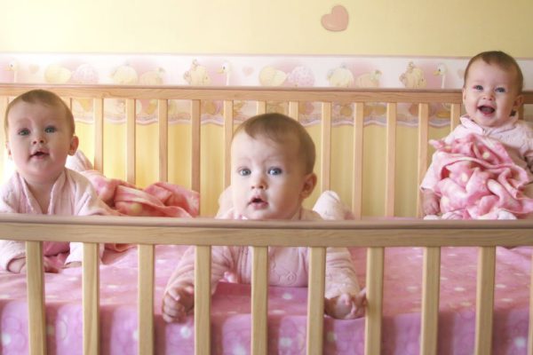 Жена сбежала, бросив тройню на выписке в роддоме, спустя годы прозвенел дверной звонок