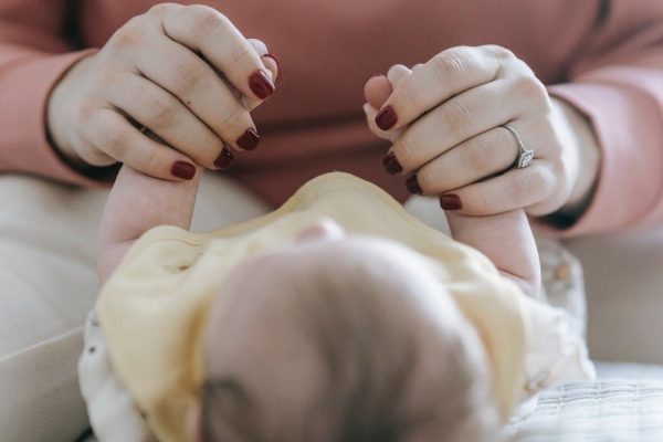 Ребенок одинокой матери: кто сменил памперс малышу, пока мама спала