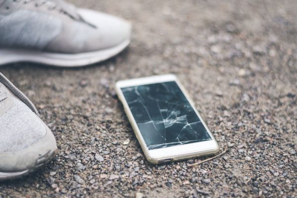 Сын нечаянно толкнул одноклассника, разбился айфон, меня срочно вызывали в школу