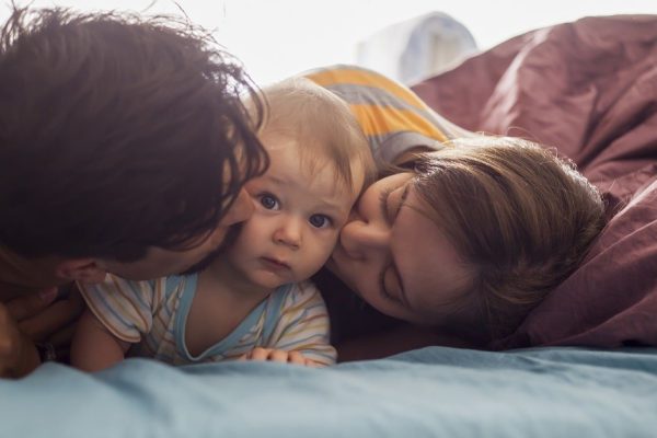 Брат с сестрой на родительской кровати