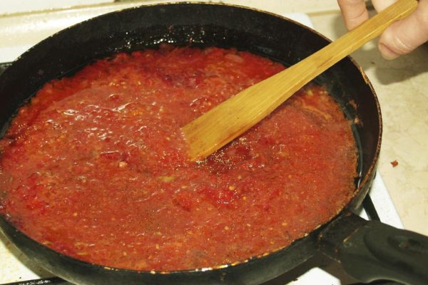 Почему прозорливые хозяйки готовят аджику из кабачков