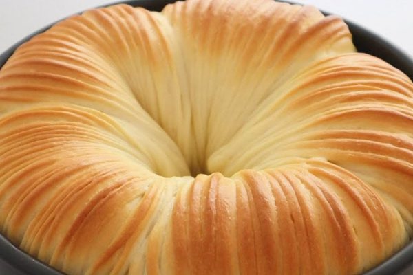 Подруга из Мурманска научила печь воздушный хлеб, что напоминает моток шерсти