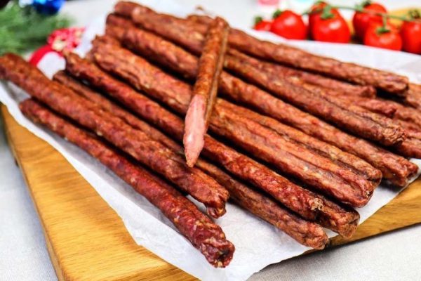 Свекровь научила меня готовить домашние сушеные колбаски, через три дня будут готовы