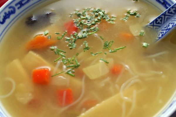 Куриный суп, который я варю сразу в двух кастрюлях, стоит неделю будто свежий