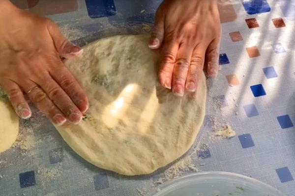 Даже в отпуске неутомимая цыганка готовит, есть секретный ингредиент, чтобы пышки получились сочными