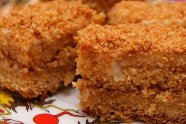 «Ленивый медовик» без выпечки, что околдует хозяйку простотой приготовления