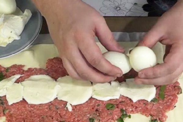 Зачем выкладывать четыре вареных яйца на подушку из фарша