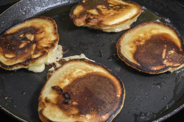 В нынешнее время приходится выкручиваться и готовить из того, что есть, вместо хлеба сегодня оладьи без муки