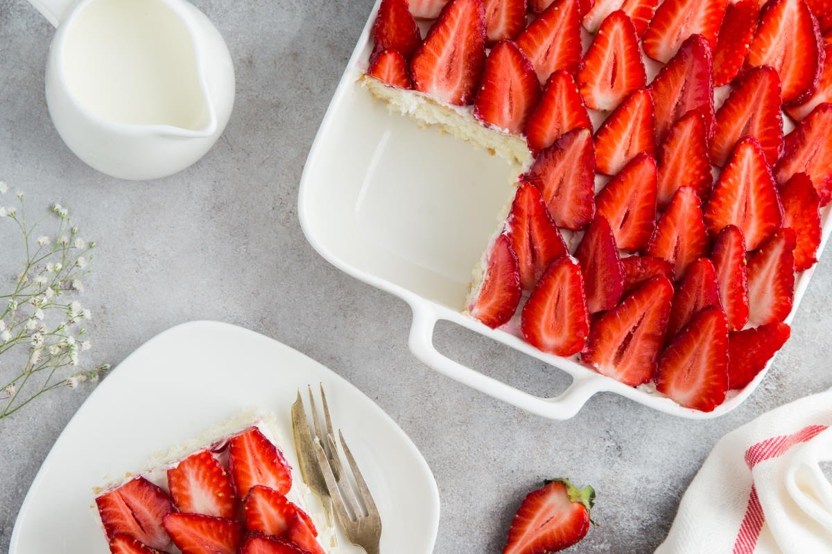 пирог с клубникой заливной