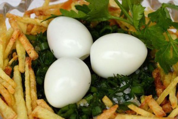 Салат «Гнездо глухаря» с щадящей для фигуры заправкой, который можно уплетать без зазрения совести