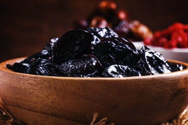 Как приготовить салат с черносливом и курицей