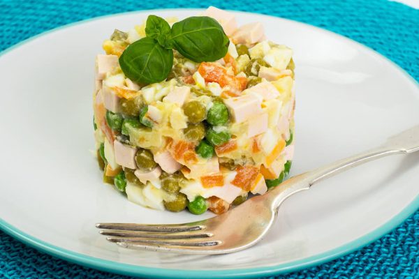 Инструкция по приготовлению нежного салата с горошком